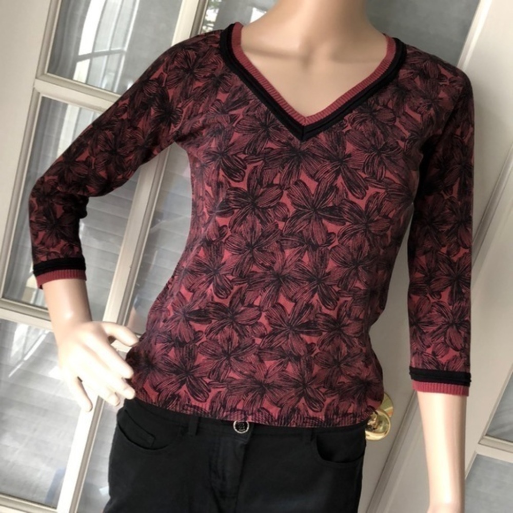 Signed Olsen Cute black & rose Floral print sweatr
